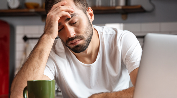 Gehirnnebel bei Männern: Nährstoffmängel und Lebensstil-Auslöser für Energie und Müdigkeit